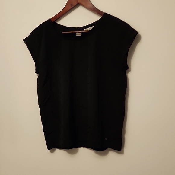 Abercrombie & Fitch Tops - Abercrombie and Fitch black top cap sleeve size S cut out back and slit
